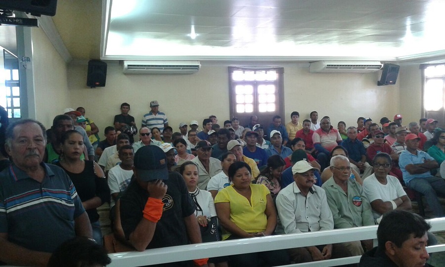 Público reunido em auditório