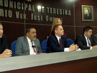 Foto da mesa de honra do plenário da Câmara Municipal de Teresina.