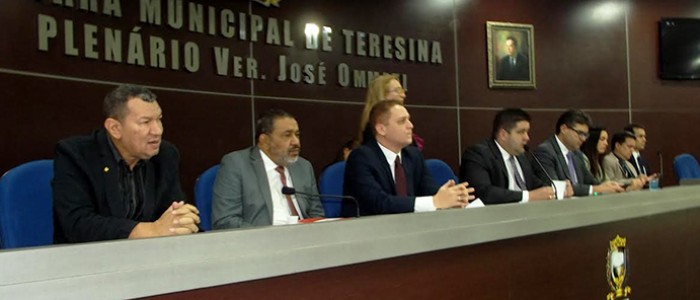 Foto da mesa de honra do plenário da Câmara Municipal de Teresina.