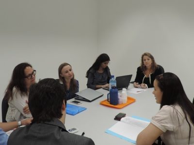 Pessoas reunidas em torno de uma mesa de reuniões.