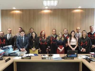 Na fotom, os membros do Conselho Superior do Ministério Público, de beca, e os oito Promotores de Justiça promovidos posam de pé, sorrindo.