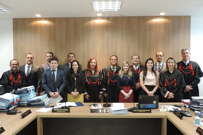 Na fotom, os membros do Conselho Superior do Ministério Público, de beca, e os oito Promotores de Justiça promovidos posam de pé, sorrindo.