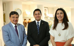 Ao centro, o Procurador-Geral de Justiça, Cleandro Moura, ladeado pelo Governador e pela Vice-Governadora do Estado.