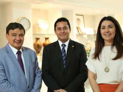 Ao centro, o Procurador-Geral de Justiça, Cleandro Moura, ladeado pelo Governador e pela Vice-Governadora do Estado.