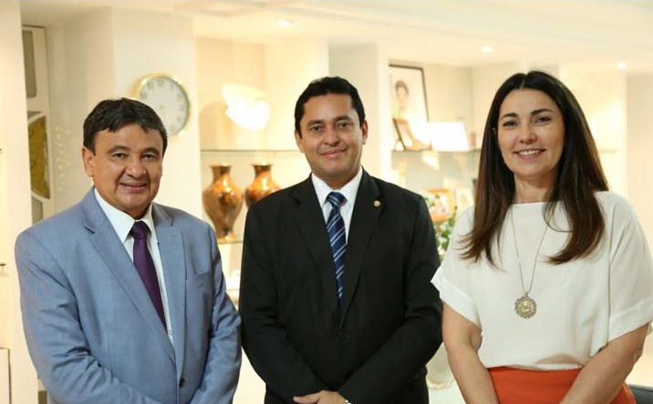Ao centro, o Procurador-Geral de Justiça, Cleandro Moura, ladeado pelo Governador e pela Vice-Governadora do Estado.