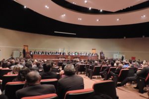 Pessoas sentadas em auditório