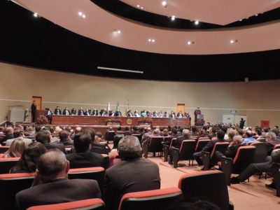 Pessoas sentadas em auditório