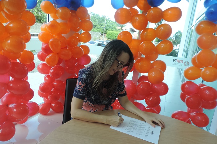 A Secretária-Geral do Ministério Público, Cléia Fernandes assina termo de doação