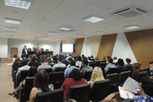 Pessoas de sentadas em auditório