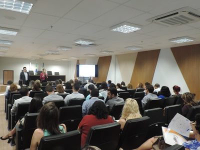 Pessoas de sentadas em auditório