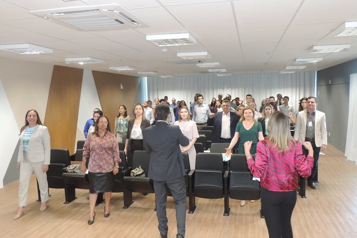 Pessoas de pé com braços abertos 