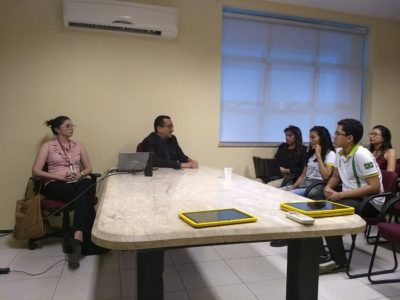 Pessoas sentadas enquanto conversam
