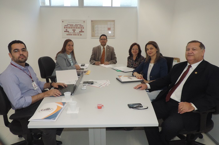 Pessoas sentadas em torno de uma mesa 