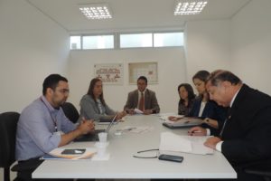 Pessoas sentadas em torno de uma mesa