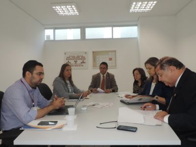Pessoas sentadas em torno de uma mesa