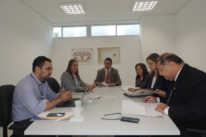Pessoas sentadas em torno de uma mesa