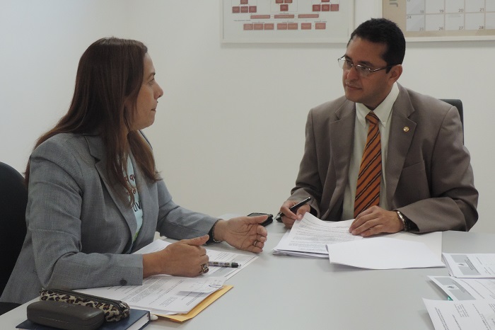 Duas pessoas conversando uma de frente para outra 