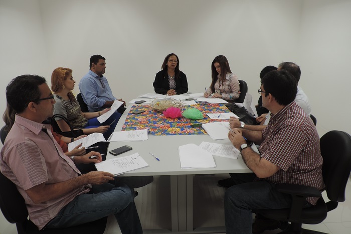 Pessoas sentadas em volta de uma mesa