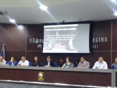 Pessoas sentadas à mesa de honra do Plenário da Câmara Municipal de Teresina