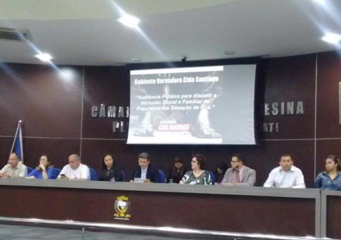 Pessoas sentadas à mesa de honra do Plenário da Câmara Municipal de Teresina