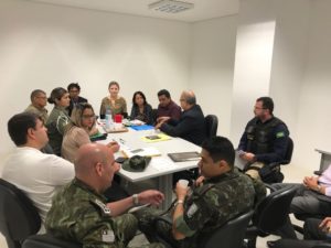 Diversas pessoas em torno de uma mesa de reuniões