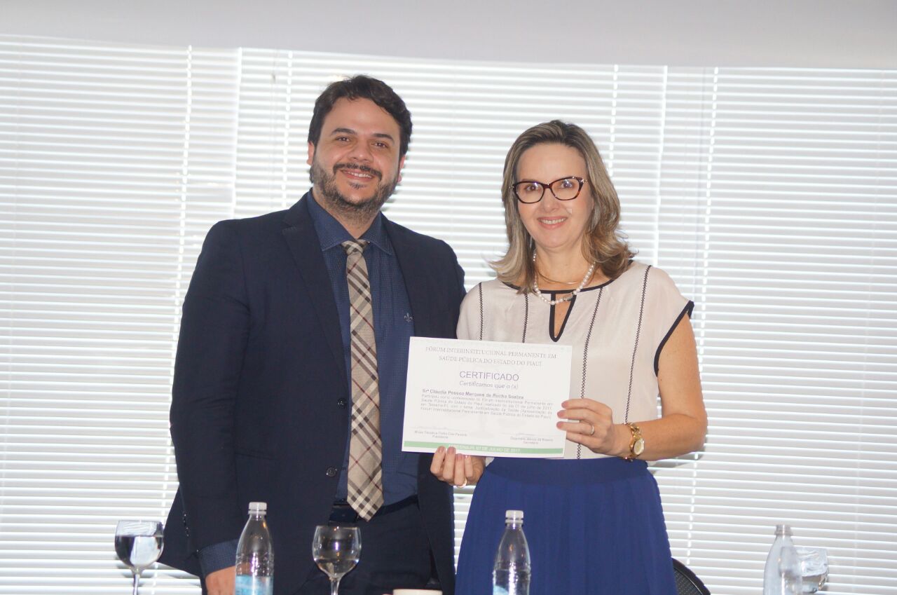 A Promotora de Justiça Cláudia Seabra recebe certificado de participação.
