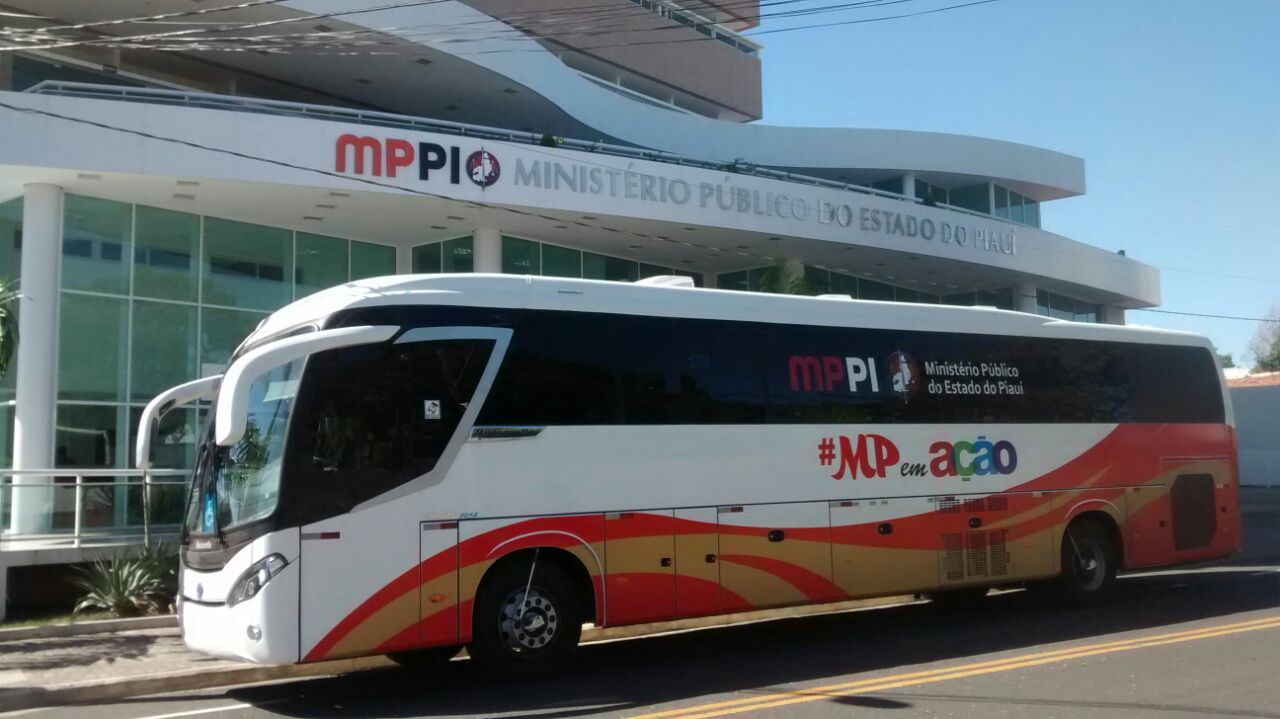 Ônibus na frente do prédio do Ministério Público