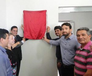 Pessoas descerrando uma placa de inauguração