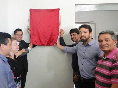 Pessoas descerrando uma placa de inauguração