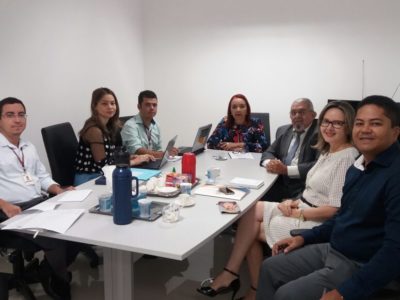 Pessoas reunidas em torno de uma mesa redonda