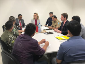 Pessoas reunidas em torno de uma mesa de reunião