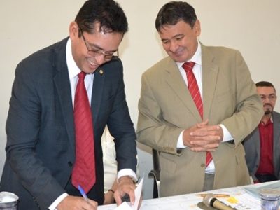 Procurador Geral de Justiça e Governador do Estado assinam documento.