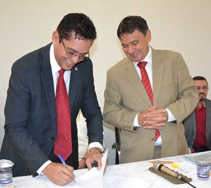 Procurador Geral de Justiça e Governador do Estado assinam documento.