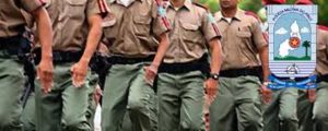 Policiais militares marchando