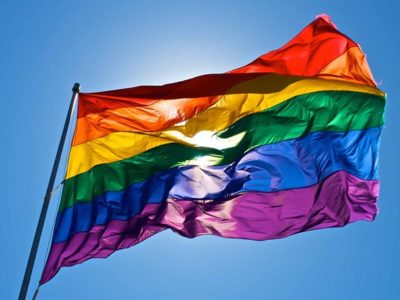 bandeira do movimento LGBT hasteada e balançando