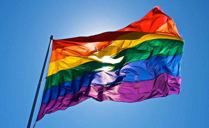 bandeira do movimento LGBT hasteada e balançando