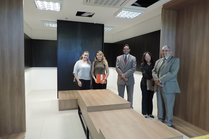 Pessoas de pé, em pose para fotografia