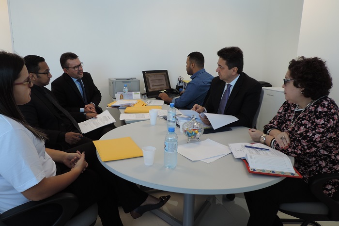 Pessoas reunidas em torno de uma mesa