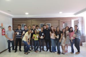 Pessoas de pé sorrindo