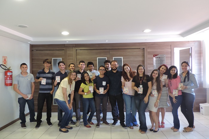 Pessoas de pé sorrindo