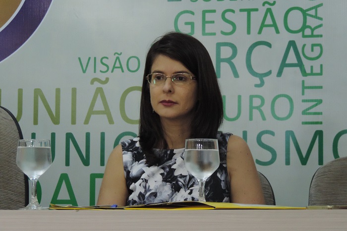 Foto de uma mulher que observa 