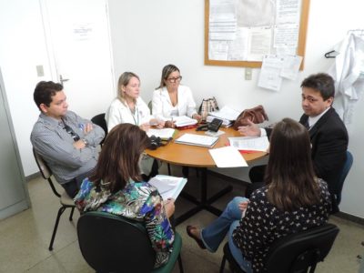 Pessoas sentadas em volta de uma mesa conversando