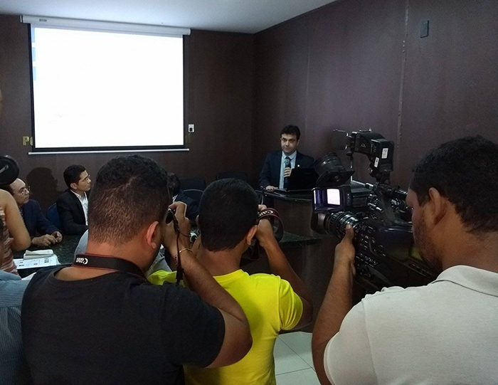 Imagem de homem sendo entrevistado 