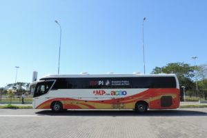 ônibus do Ministério Público numa praça pública