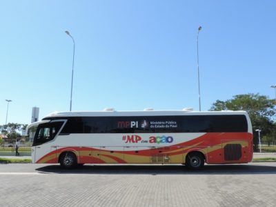 ônibus do Ministério Público numa praça pública