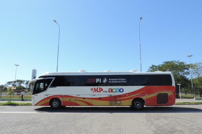 ônibus do Ministério Público numa praça pública