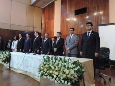 Homens de pé, em solenidade