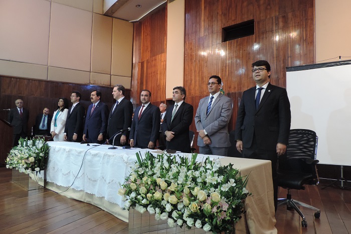 Homens de pé, em solenidade