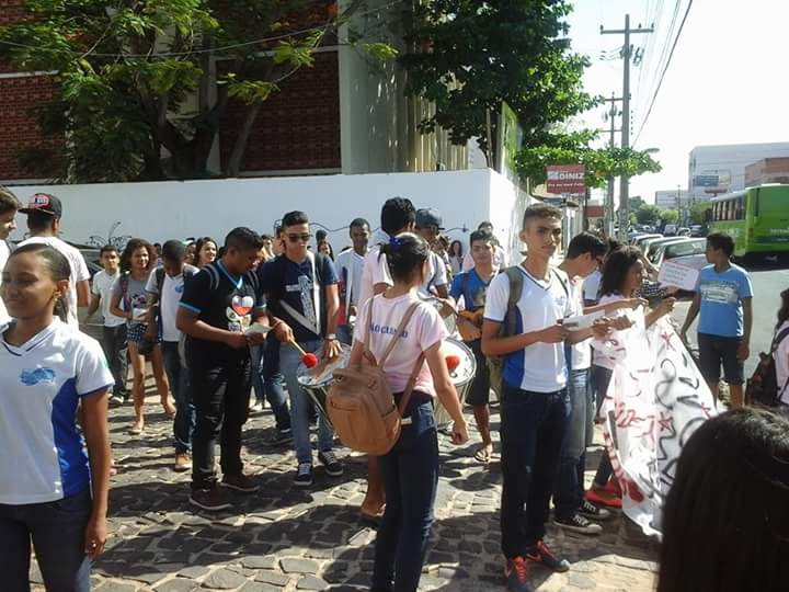 Estudantes em caminhada 