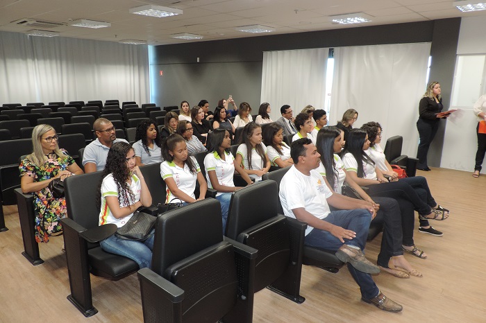 Pessoas sentadas em auditório